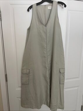 DISSH Sleeveless V-Neck Midi Cargo Dress in Sage Green-Grey.
Linen 100%